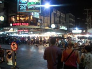 チェンマイの繁華街と観光客