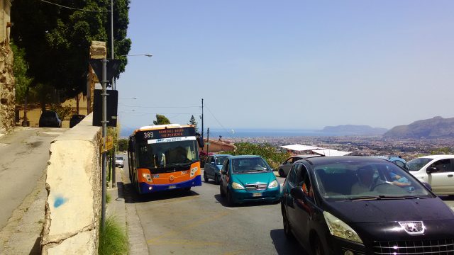モンレアーレ大聖堂から至近のバス停Fontana Del Drago-Palermoの写真