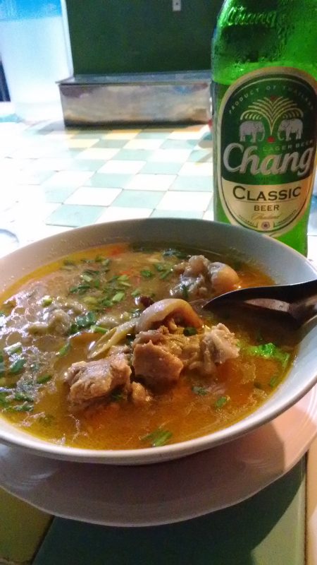 タイの辛い料理とチャンビール
